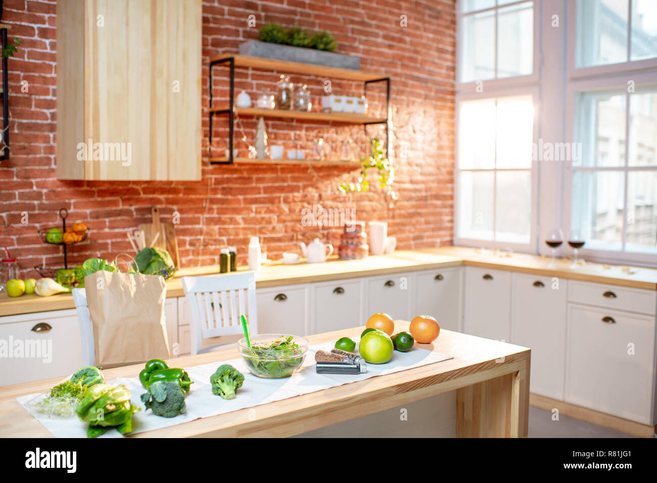 Bellissima cucina interno verde con cibo crudo sul tavolo Foto Stock