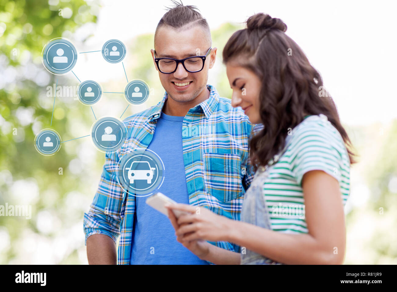 Felice coppia utilizzando il car sharing app sullo smartphone Foto Stock