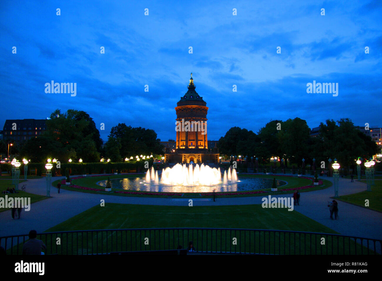 Wasserturm (torre dell'acqua), un punto di riferimento della città di Mannheim di notte. Baden-Wuerttemberg, Germania Foto Stock