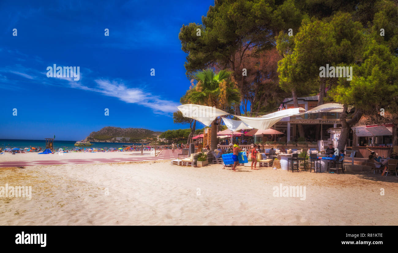 Paguara beach holiday vacation resort in Mallorca Spagna in una calda giornata estiva sulla spiaggia Foto Stock