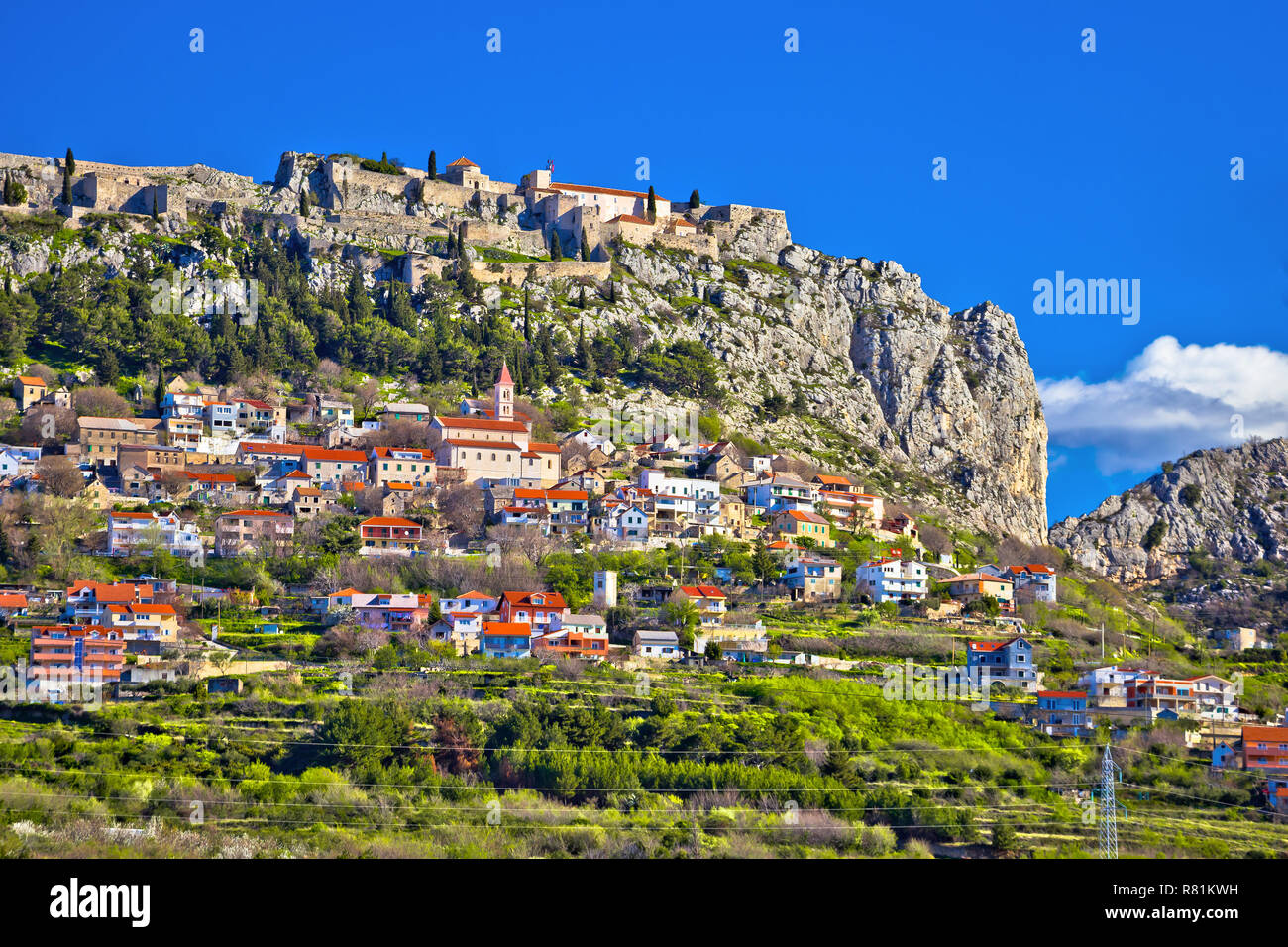 Città e Fortezza di Klis vicino la vista suddivisa, Dalmazia regione della Croazia Foto Stock