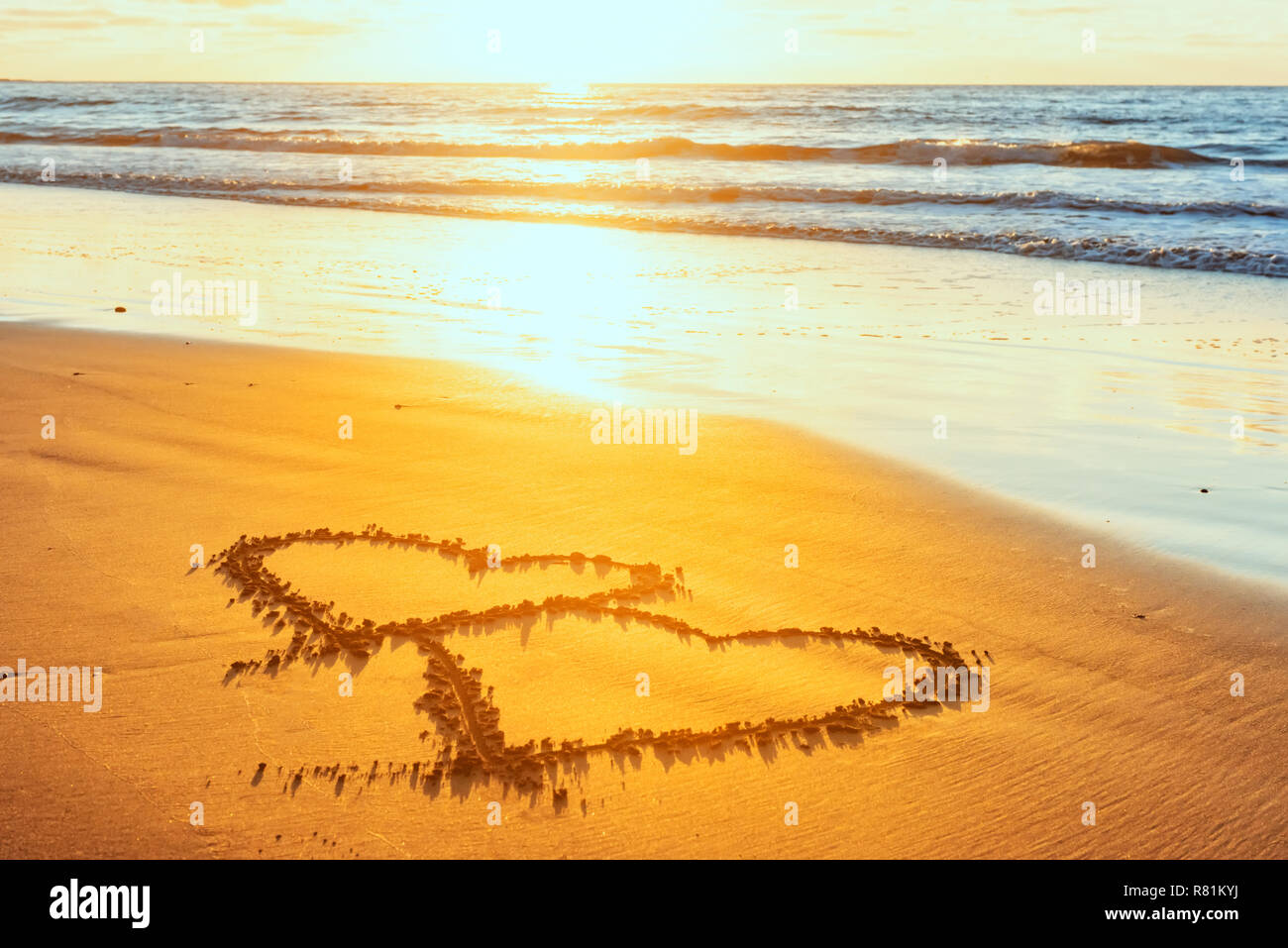 Il giorno di San Valentino di sunny beach. Due cuori attirato in sabbia, concetto di amore Foto Stock
