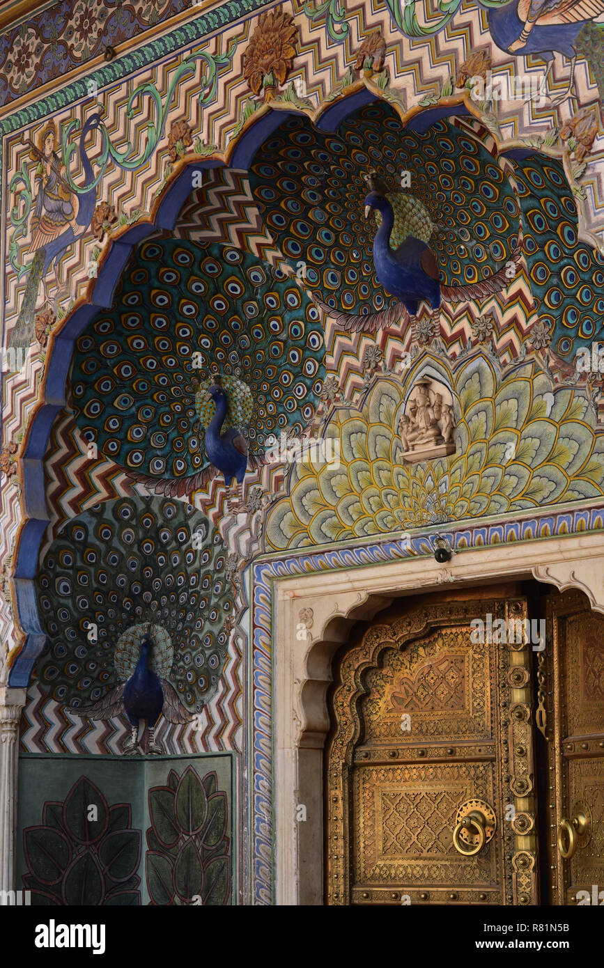 Close-up della coloratissima Peacock Gate in Pritam Chowk, City Palace Museum, Jaipur, Rajasthan, stato dell India occidentale, in Asia. Foto Stock