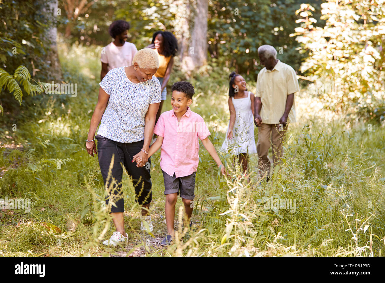 Nero la nonna a piedi con il nipote e la famiglia a piena lunghezza Foto Stock