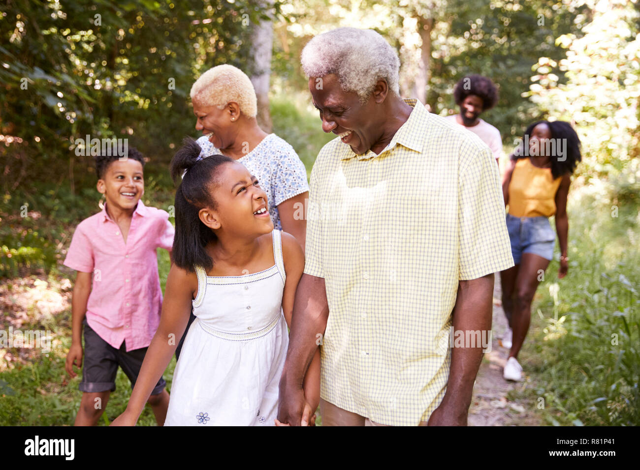 Multi generazione famiglia nero passeggiate in foresta, vicino fino Foto Stock