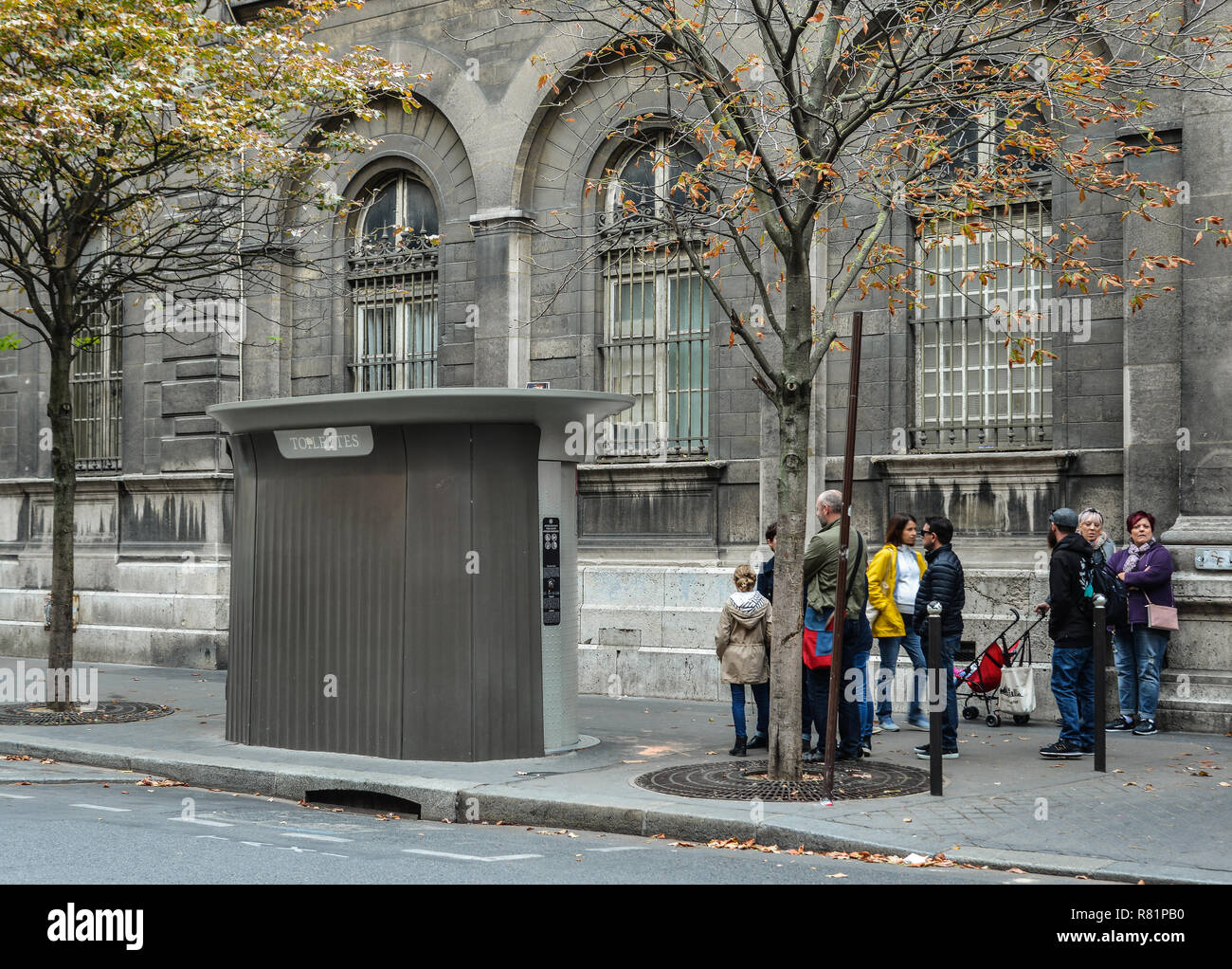 Parigi, Francia - Ott 2, 2018. La coda di persone si erge in previsione di visitare la libera wc su strada al centro cittadino di Parigi. Foto Stock