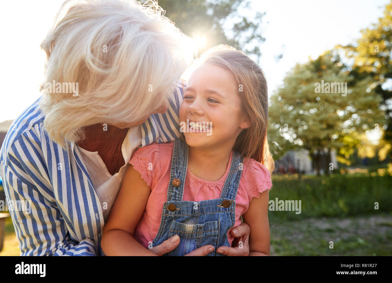 Nonna giocando con il nipote In estate Park Foto Stock