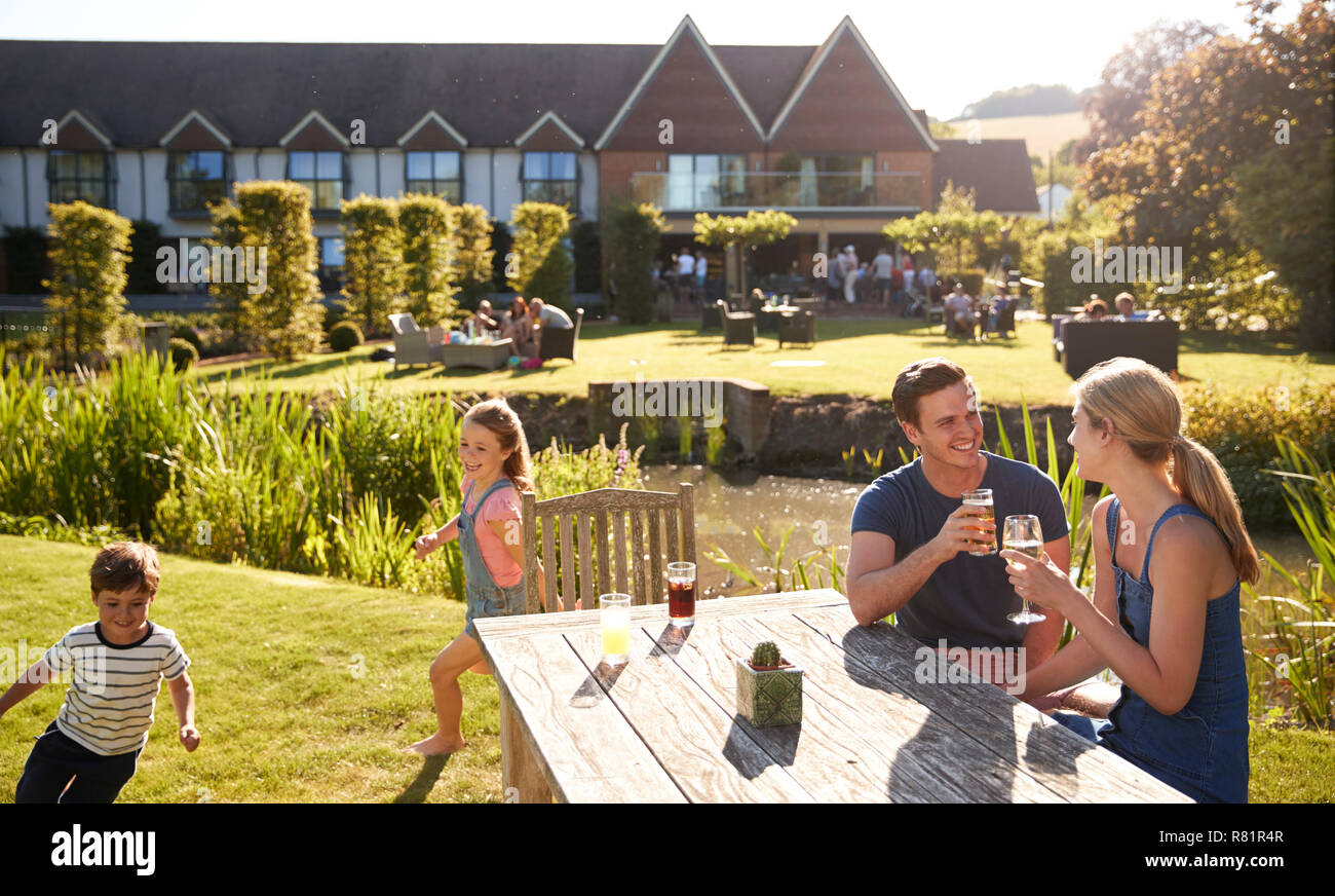 Famiglia godendo dehor estivo drink al Pub Foto Stock