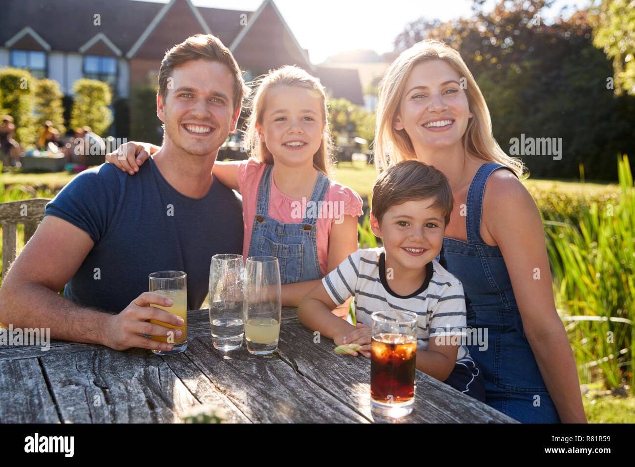 Ritratto di famiglia godendo dehor estivo drink al Pub Foto Stock
