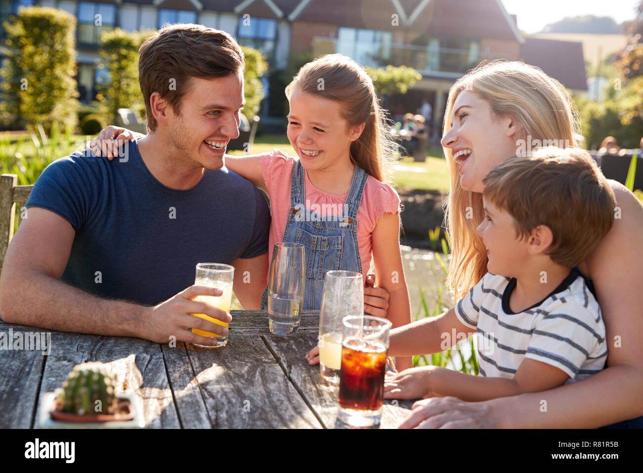 Famiglia godendo dehor estivo drink al Pub Foto Stock