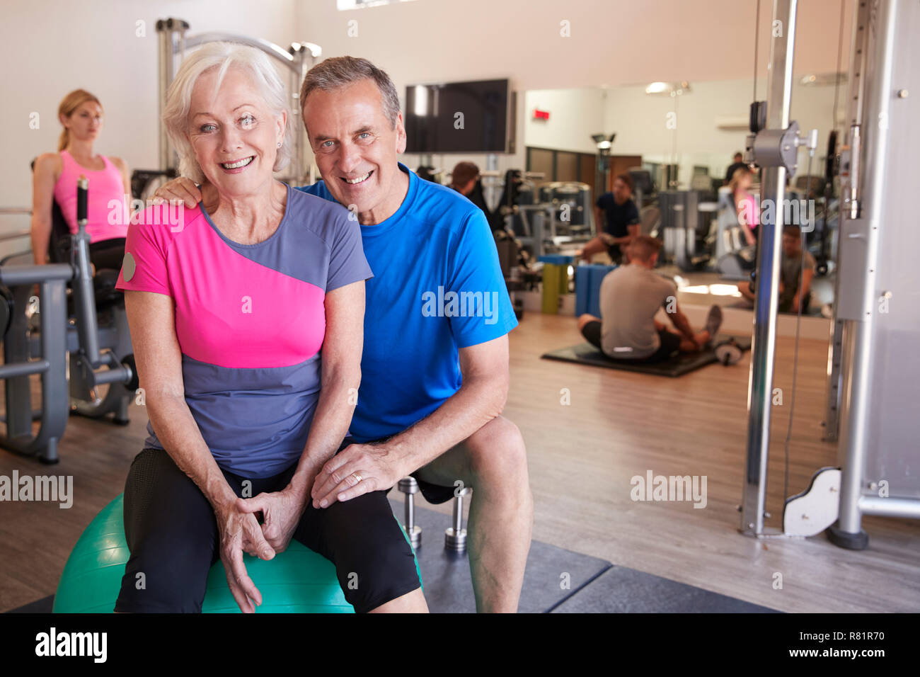 Ritratto di Active coppia Senior esercizio in palestra insieme Foto Stock