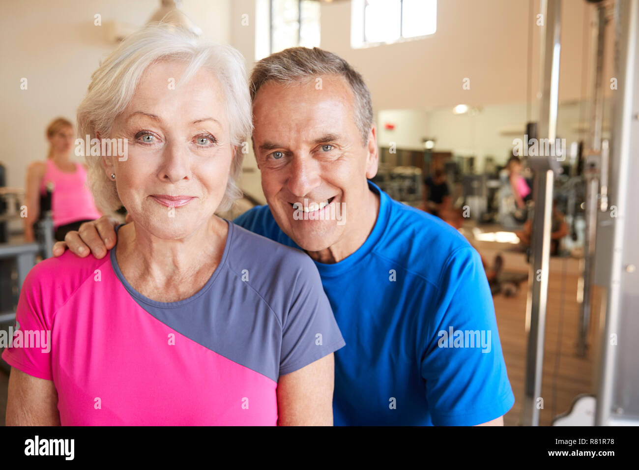 Ritratto di Active coppia Senior esercizio in palestra insieme Foto Stock