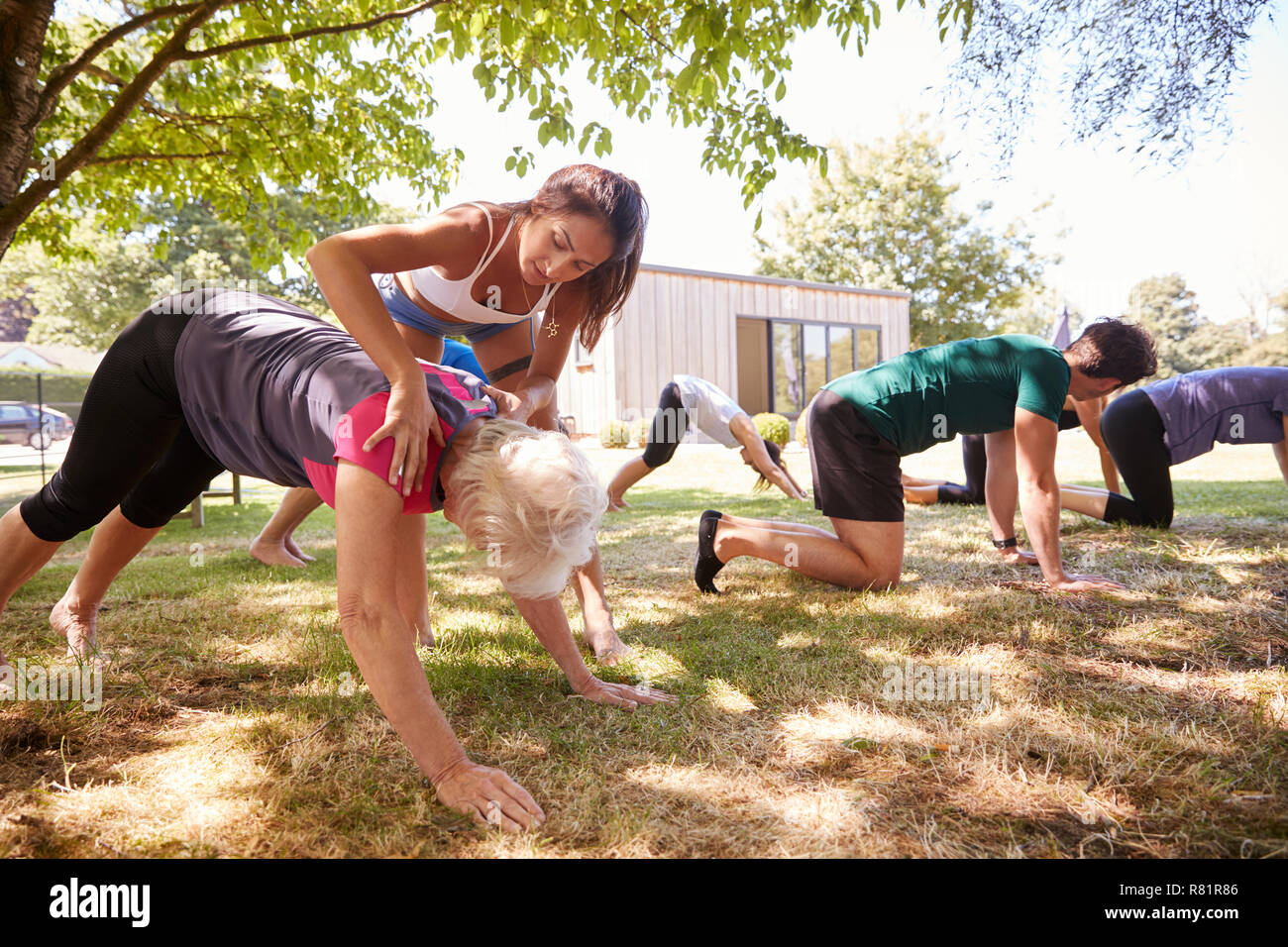 Femmina leader istruttore Outdoor Yoga classe Foto Stock