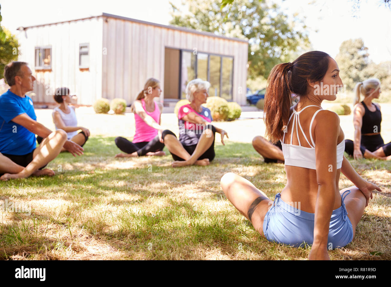 Femmina leader istruttore Outdoor Yoga classe Foto Stock