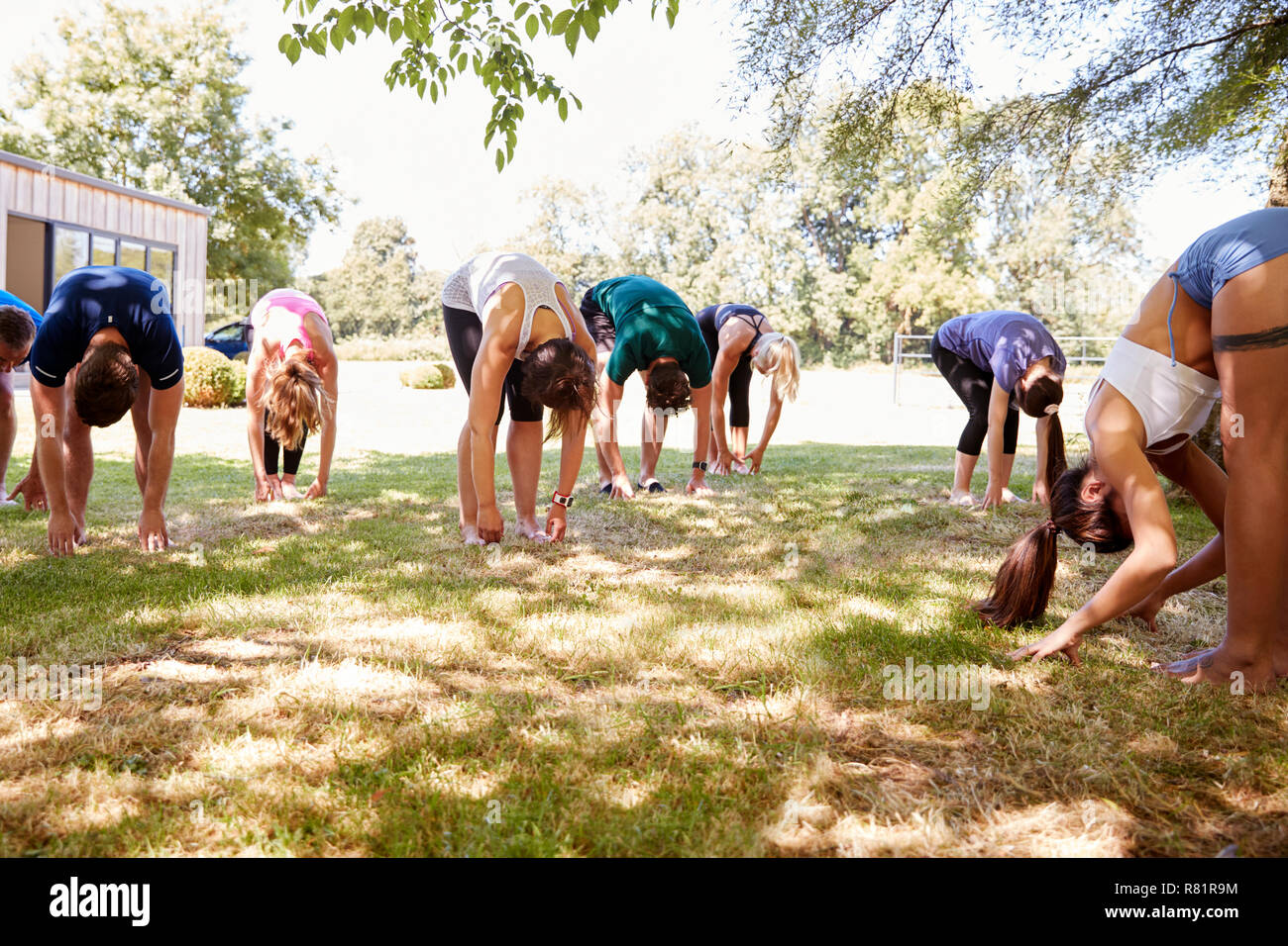 Femmina leader istruttore Outdoor Yoga classe Foto Stock
