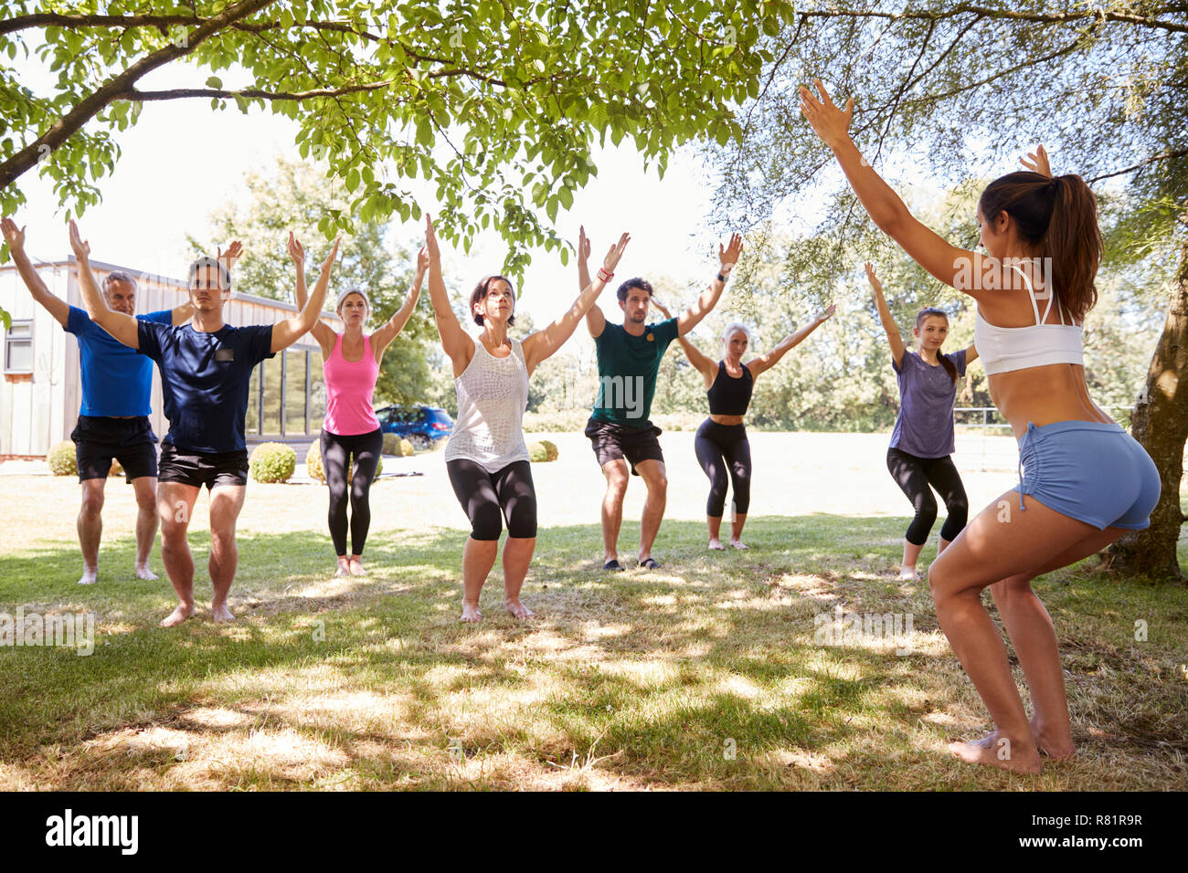 Femmina leader istruttore Outdoor Yoga classe Foto Stock