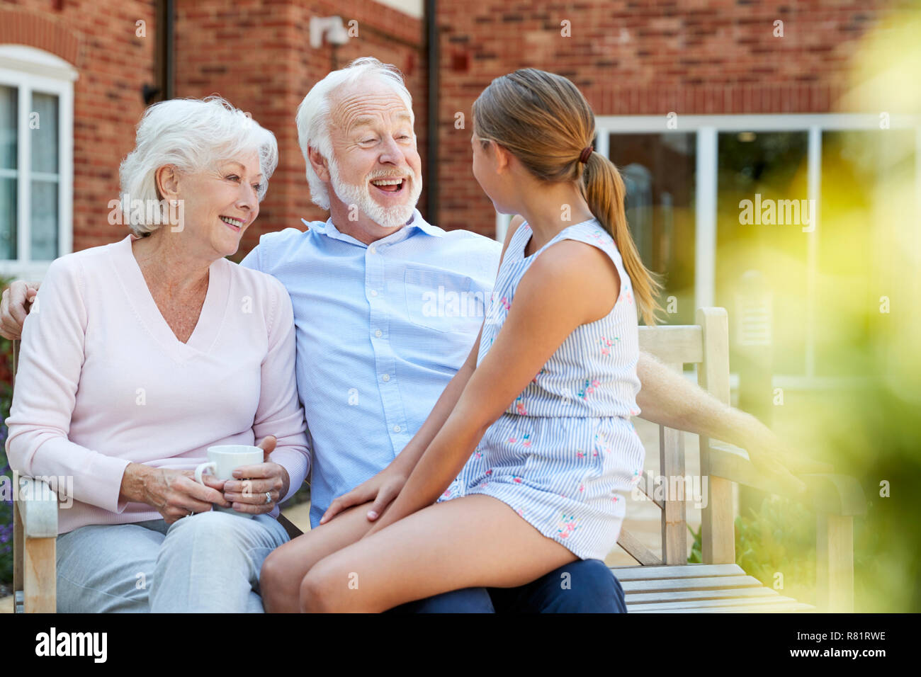 Nipote di parlare con i nonni durante la visita alla casa di riposo Foto Stock