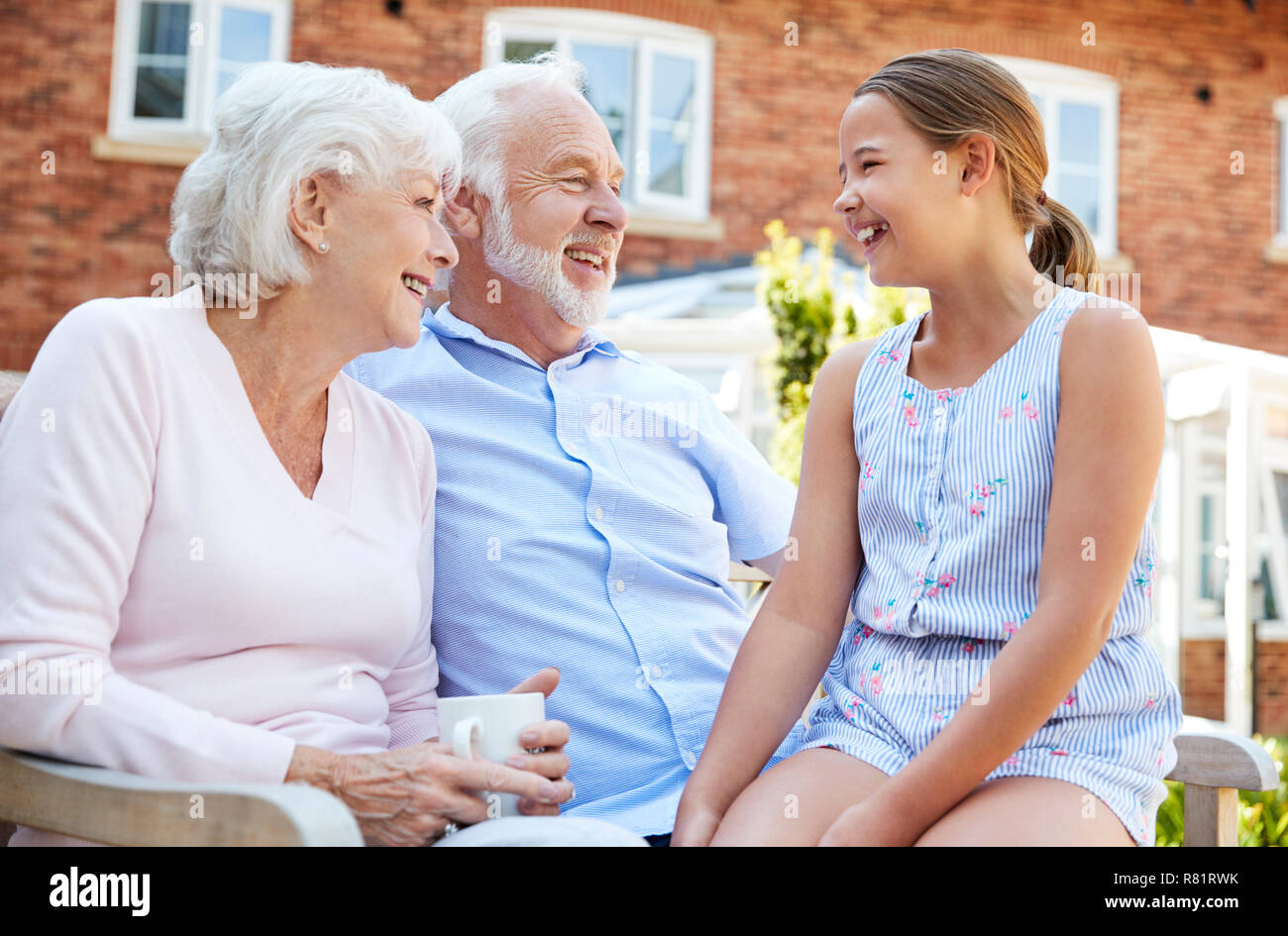 Nipote di parlare con i nonni durante la visita alla casa di riposo Foto Stock
