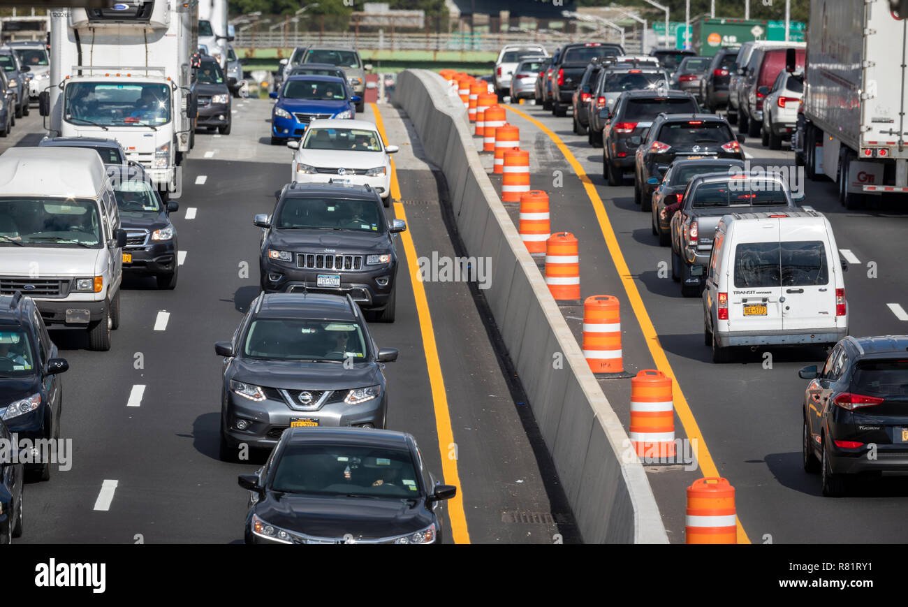 Long Island Expressway traffico, Queens, a New York, US Foto Stock