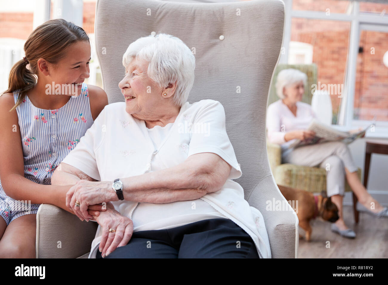 La nipote visitando la nonna in casa di riposo Foto Stock