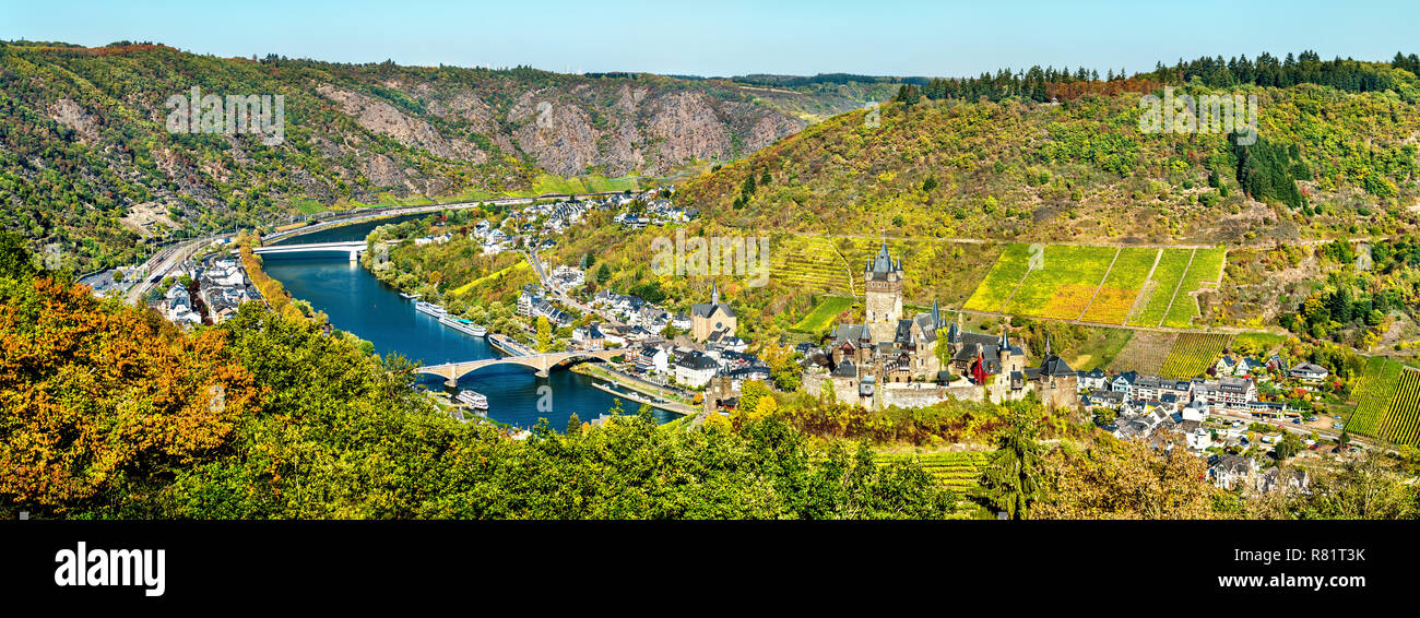 Panorama di Cochem con il Castello di Reichsburg e sulla Mosella. Germania Foto Stock