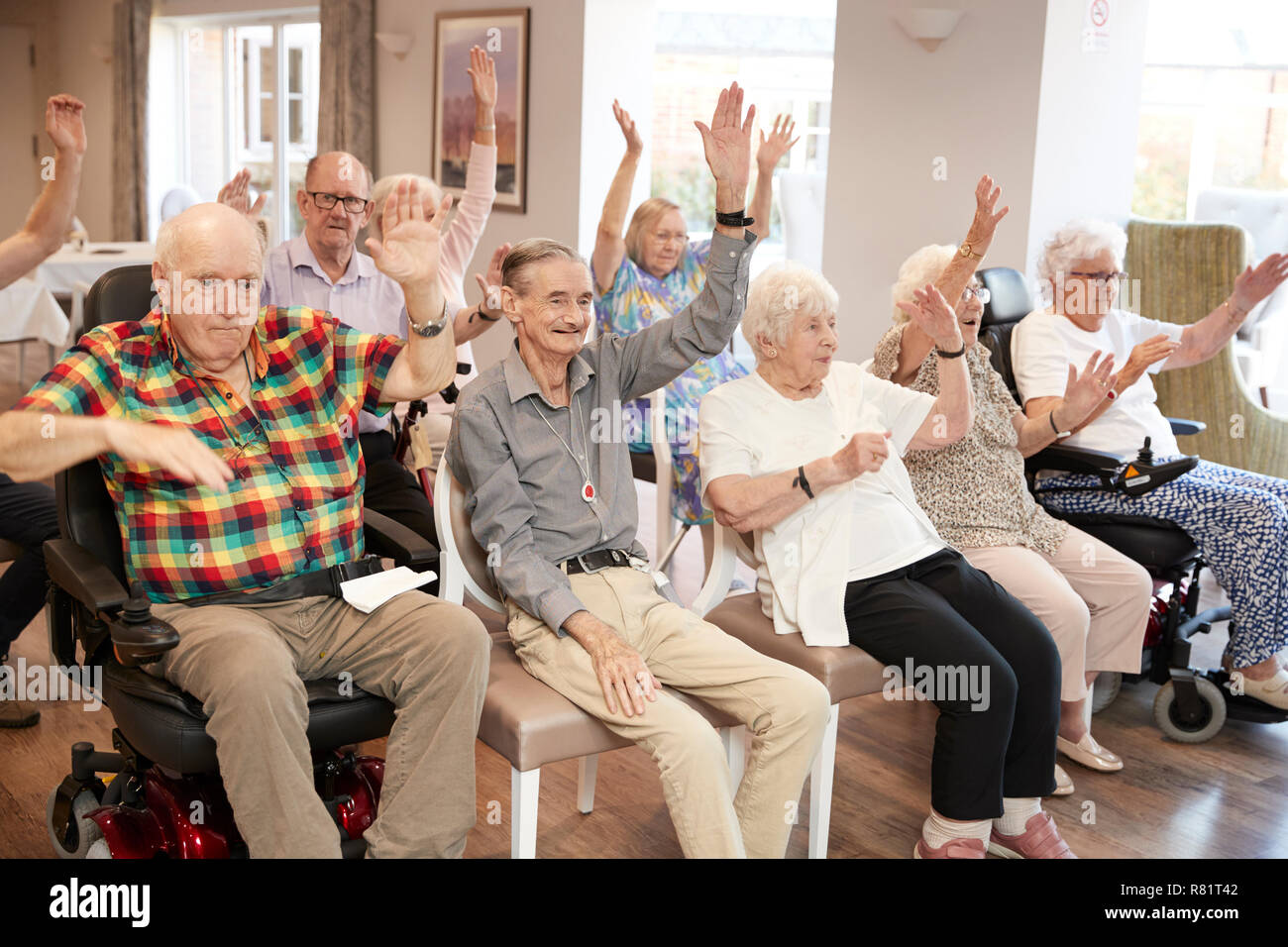 Gruppo di anziani godendo di lezione di fitness in casa di riposo Foto Stock