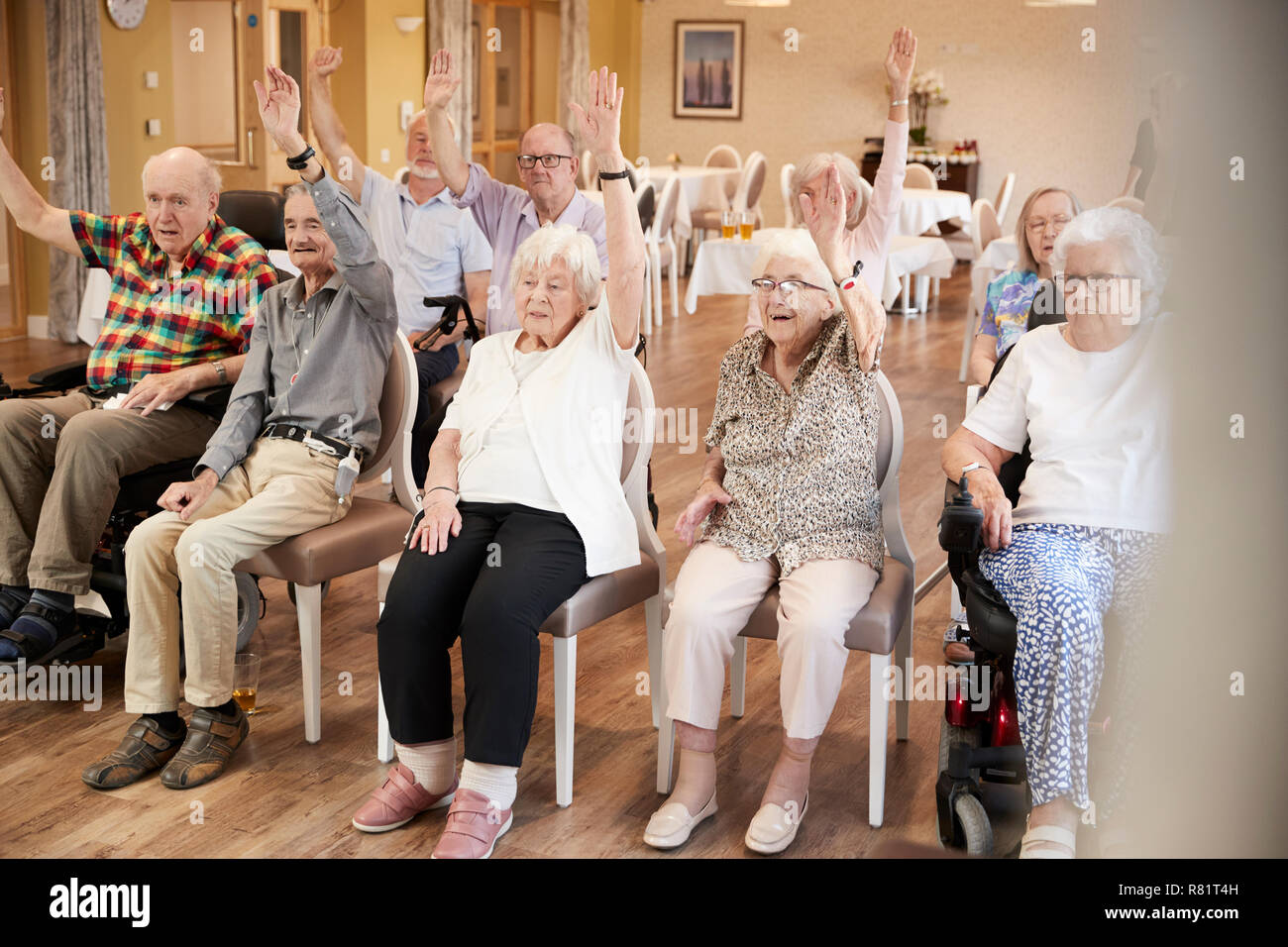 Gruppo di anziani godendo di lezione di fitness in casa di riposo Foto Stock