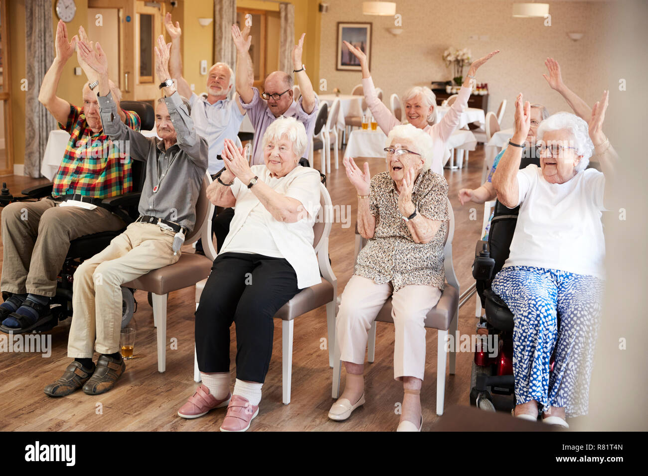 Gruppo di anziani godendo di lezione di fitness in casa di riposo Foto Stock