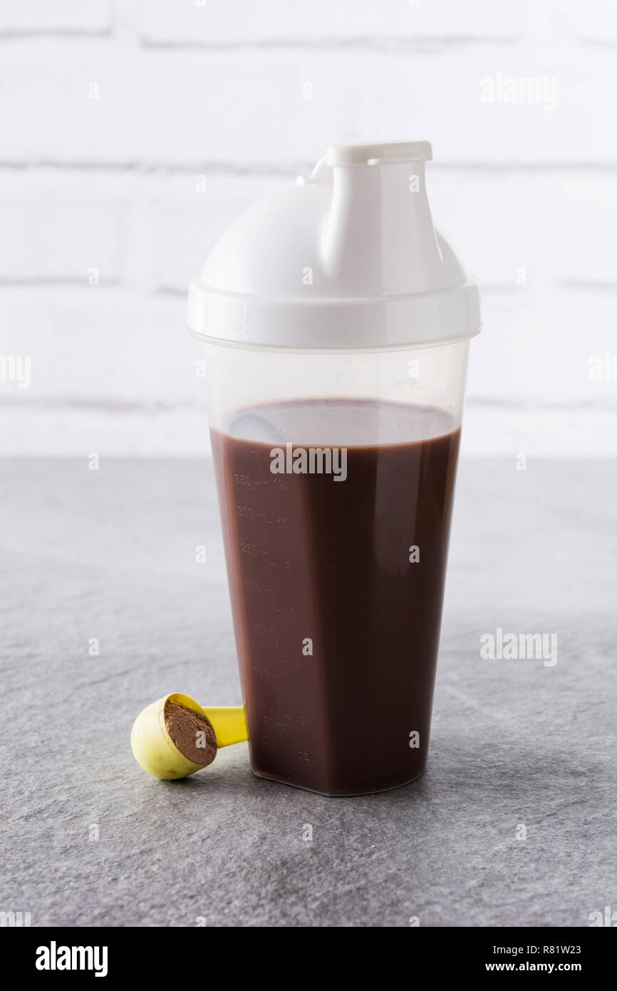 Il cioccolato protein shake sulla pietra grigia Foto Stock