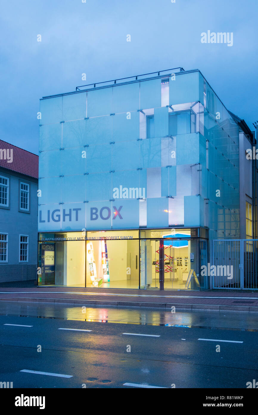 Esterno della scatola di luce museo di arte moderna di notte a Bomann Museum di Celle, Bassa Sassonia, Germania Foto Stock