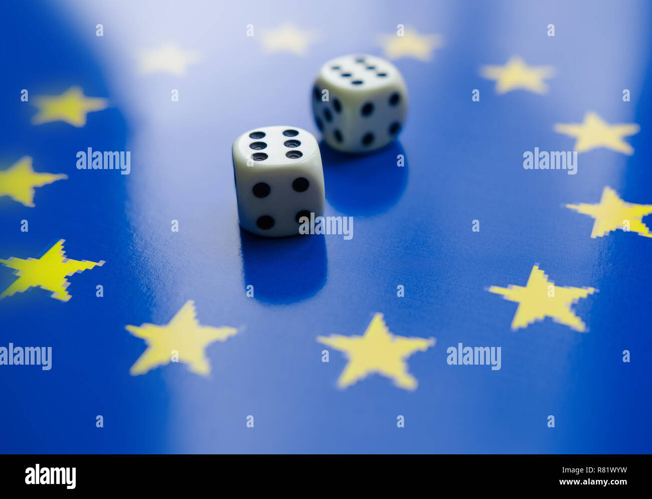 Due sei (6) dadi sul simbolo dell'Unione europea. Foto Stock