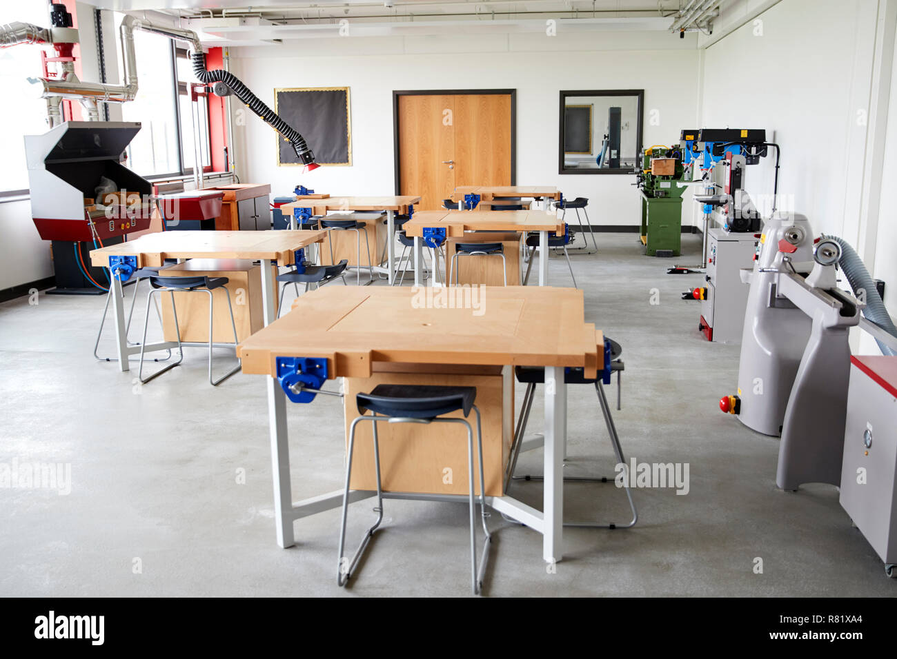 Vista dei banchi di lavoro e macchinari nella Scuola di Alta Tecnologia e Design Classroom Foto Stock