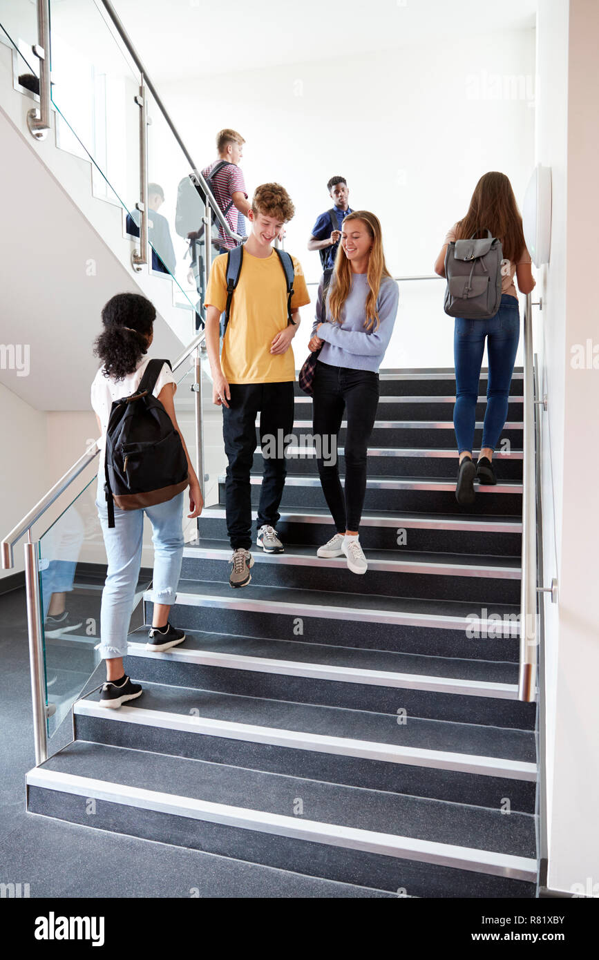 Gli studenti delle scuole superiori a piedi su scale tra lezioni in Occupato edificio College Foto Stock