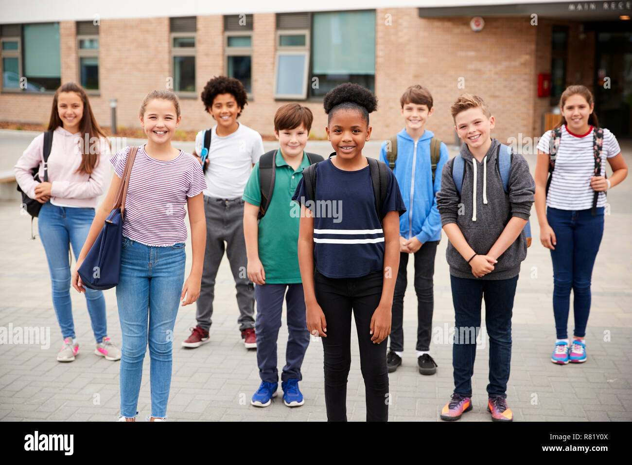 Ritratto di alta scuola studente permanente del gruppo al di fuori degli edifici scolastici Foto Stock