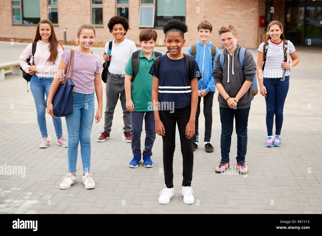 Ritratto di alta scuola studente permanente del gruppo al di fuori degli edifici scolastici Foto Stock