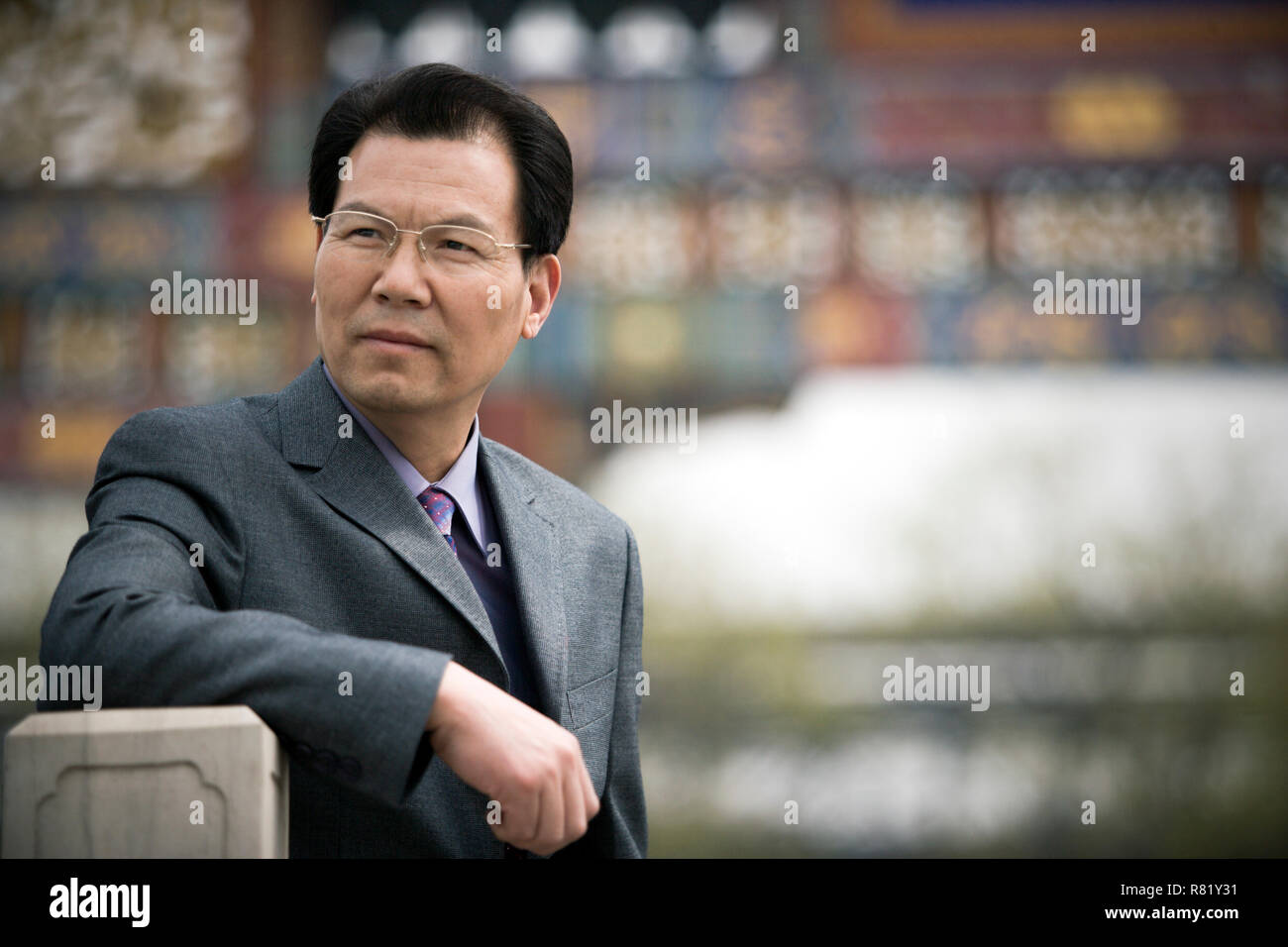 Imprenditore maturo in piedi all'esterno. Foto Stock