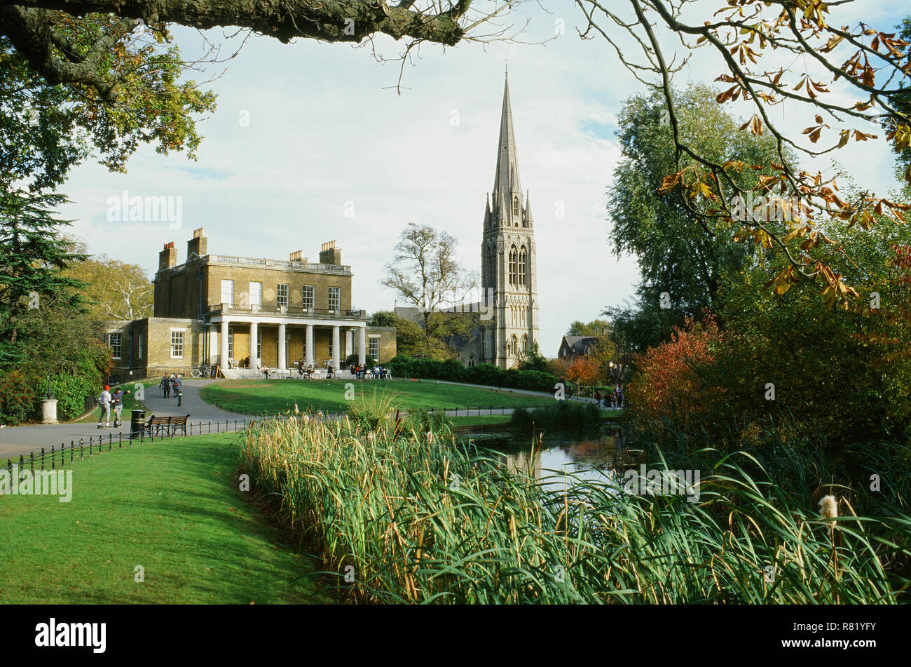 Clissold House, Clissold Park, Stoke Newington, Londra del nord in autunno con St Mary's Nuova Chiesa guglia in background Foto Stock