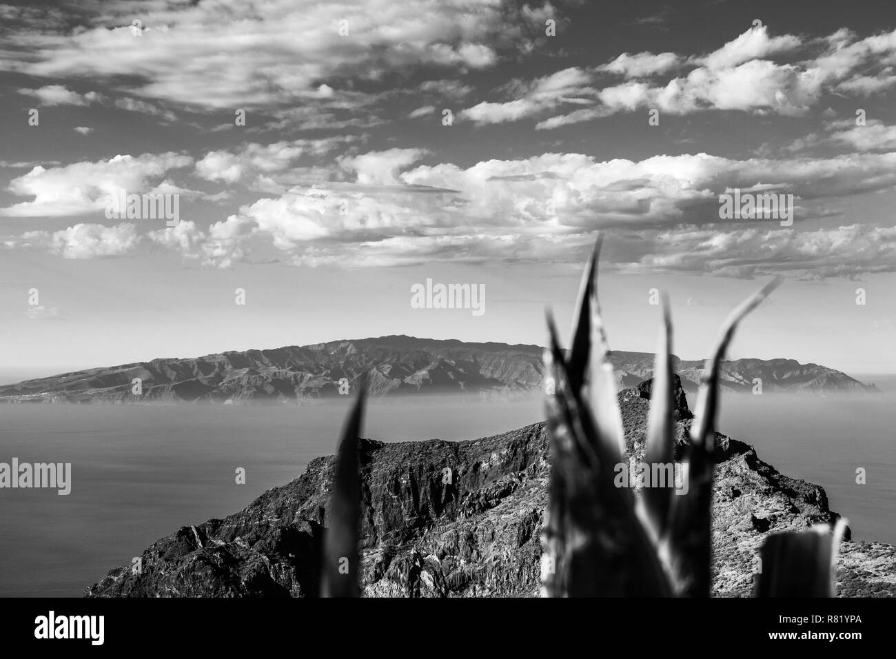La Gomera visualizzati al di là Guergue dal passare sopra Santiago del Teide Tenerife, Isole Canarie, Spagna Foto Stock