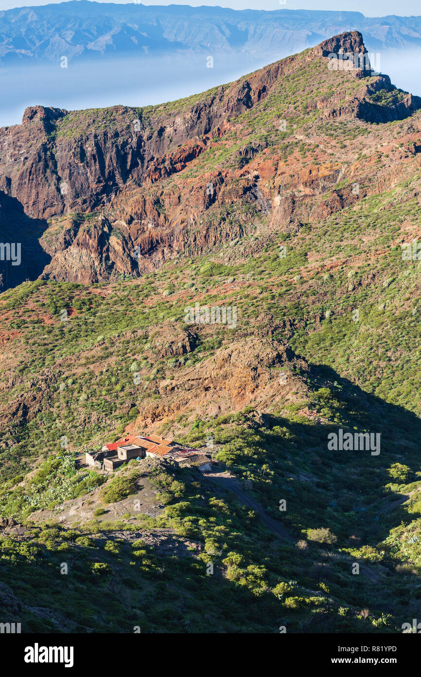 La Gomera visualizzati al di là Guergue dal passare sopra Santiago del Teide Tenerife, Isole Canarie, Spagna Foto Stock