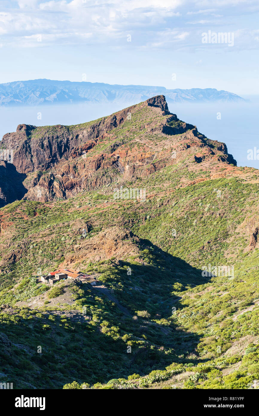 La Gomera visualizzati al di là Guergue dal passare sopra Santiago del Teide Tenerife, Isole Canarie, Spagna Foto Stock