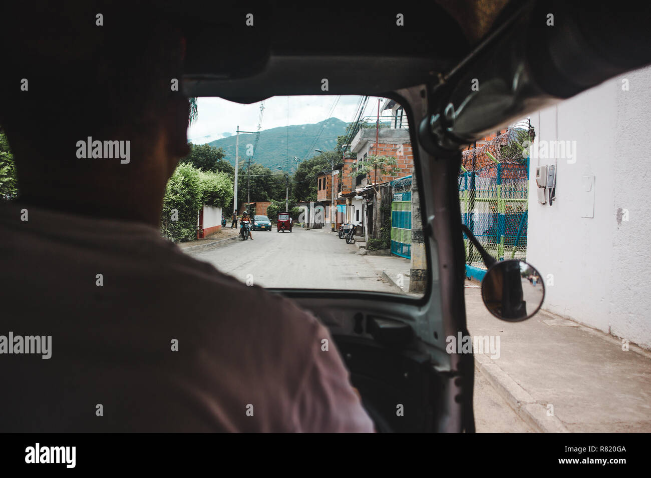 Vista dall'interno tuktuk guidando lungo una strada sul retro di Santa Fe de Antioquia, Colombia Foto Stock