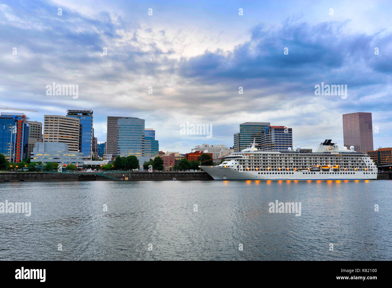 Portland, Oregon, Stati Uniti d'America - Giugno 18,2009: il mondo, è il più grande di proprietà privata yacht residenziale approda a Portland il lungomare. Si tratta di residenti fro Foto Stock