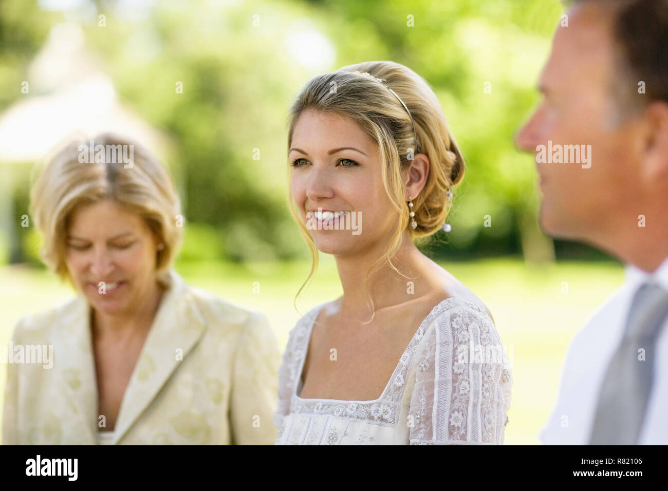 Una sposa con i genitori Foto Stock