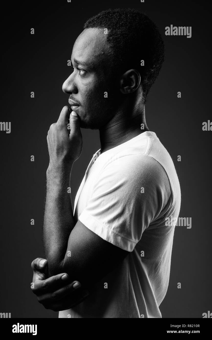 Vista di profilo Ritratto di giovane africano di pensare in bianco e nero Foto Stock