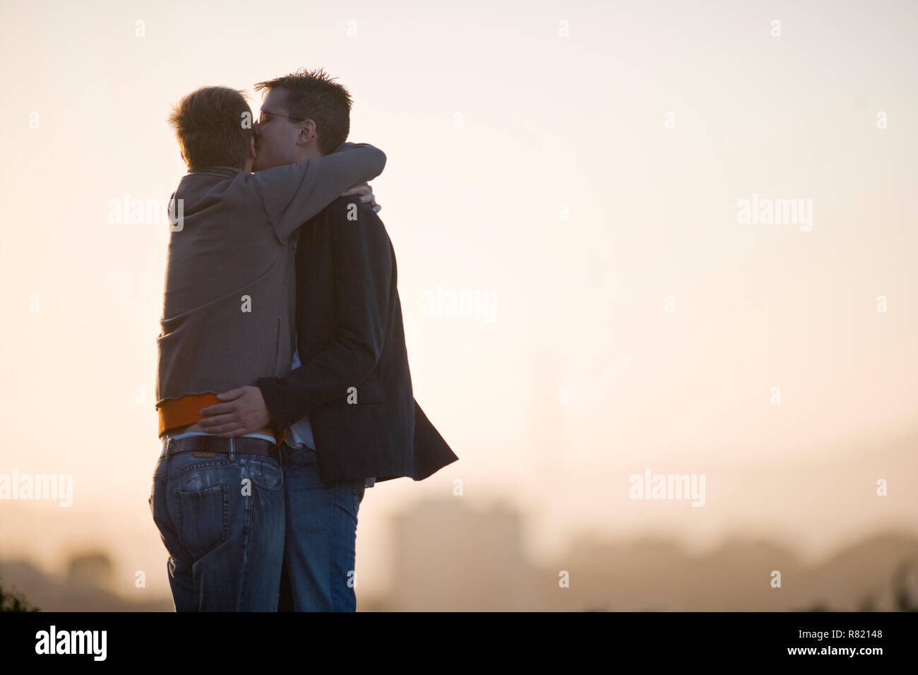 Giovane coppia omosessuale avvolgente. Foto Stock