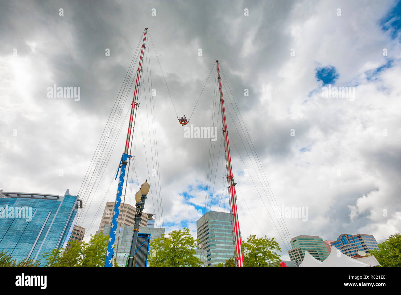 Portland, Oregon, Stati Uniti d'America - 29 Maggio 2010: Un bungie come il carnevale ride spara piloti alta nel cielo nuvoloso lungo Tom McCall acqua Parco anteriore. Foto Stock