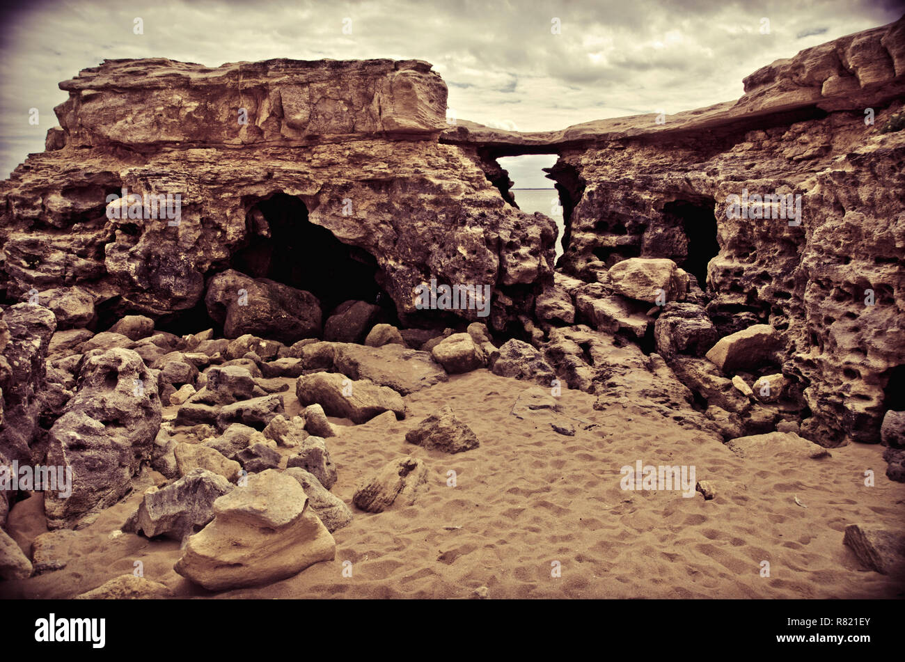 Antiche rocce sull'oceano Foto Stock