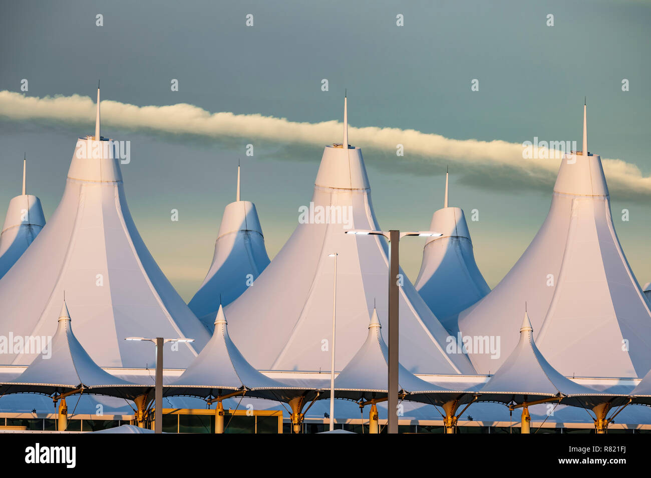 "Tenda" in fibra di vetro (tetto progettato da Fentress Bradburn Architects), Jeppesen Terminal Aeroporto Internazionale di Denver (DIA), Denver Colorado US Foto Stock