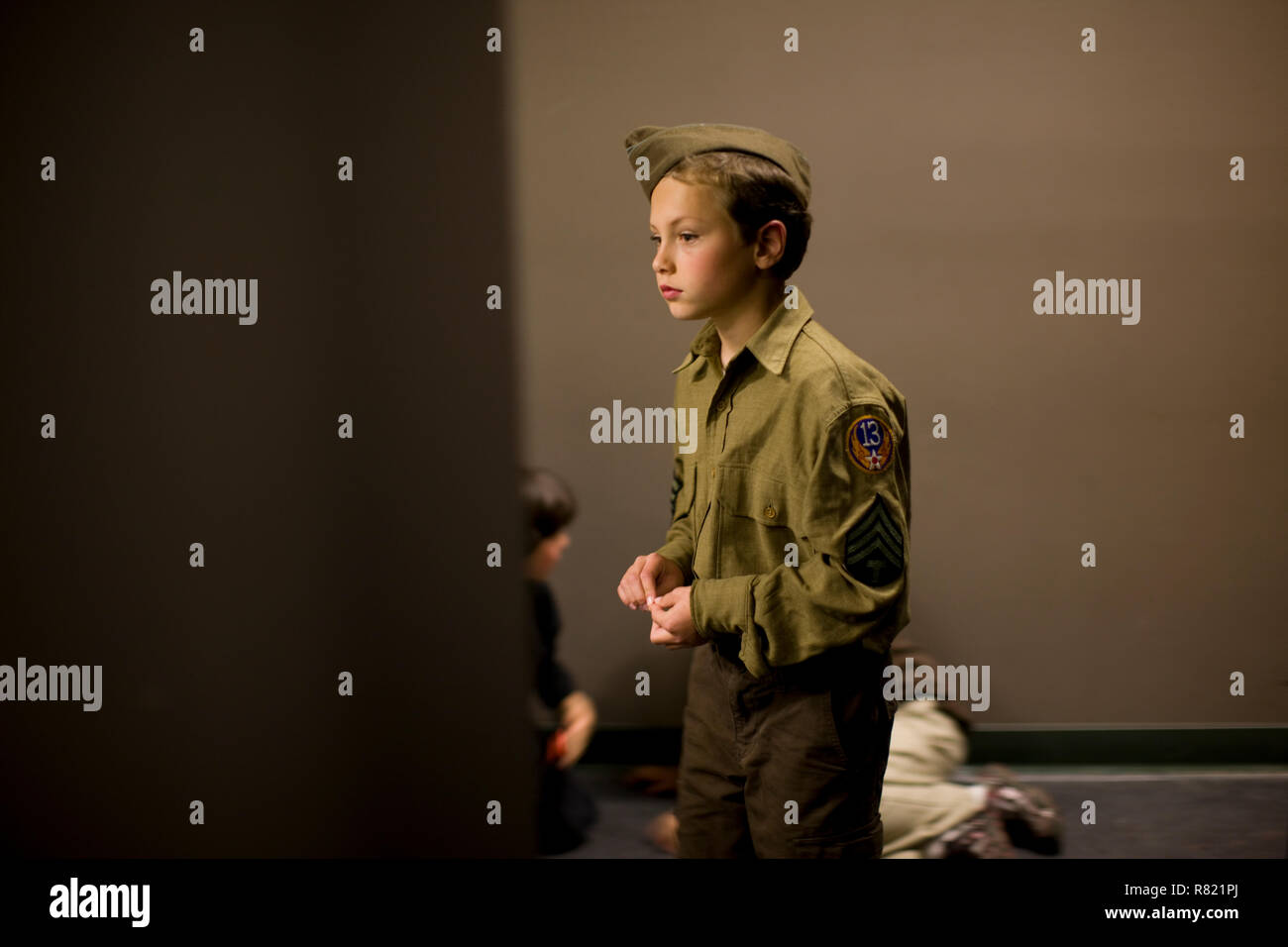 Ragazzo in uniforme militare Foto Stock
