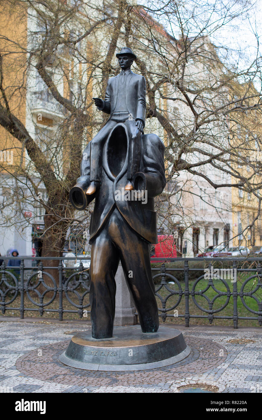 Monumento di Kafka nel centro della citta'. Praga. Piccolo uomo sulle spalle di un uomo senza testa. .La statua in bro0nzo da Franz Kafka nel quartiere ebraico Foto Stock